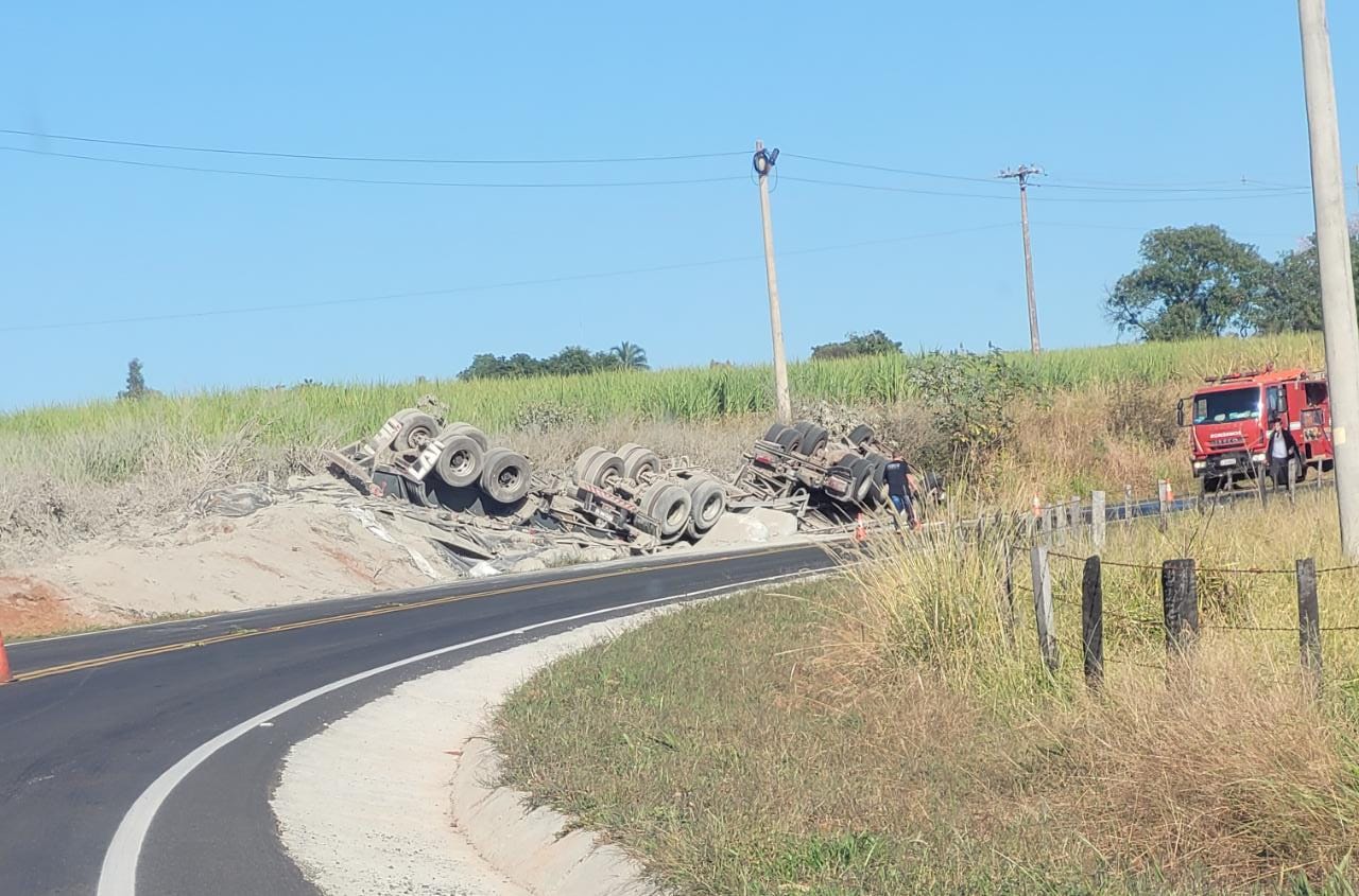 Caminhoneiro De 33 Anos Morre Após Tombar Caminhão Bitrem Em Cedral (SP)